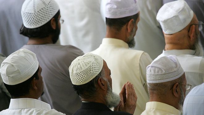 مصلون في مسجد بشرقي لندن