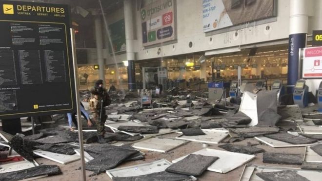 爆発のあったザベンテム空港の出発エリア。フェイスブックに投稿したジェフ・ベルセレさん提供（22日朝）
