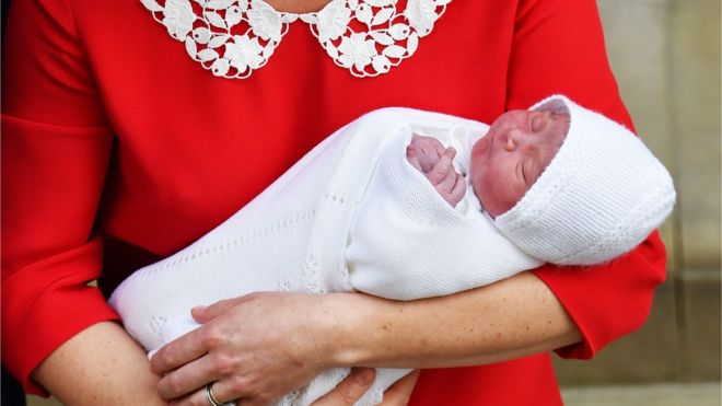 Герцог и герцогиня Кембриджа и их новорожденный сын возле крыла Линдо в больнице Св. Марии в Паддингтоне, Лондон.