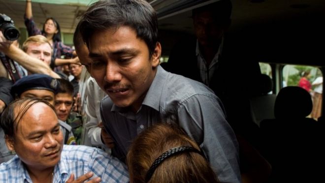 Задержан журналист Reuters Кьяу Со Оо перед судом в Янгоне, 27 декабря 2017 года