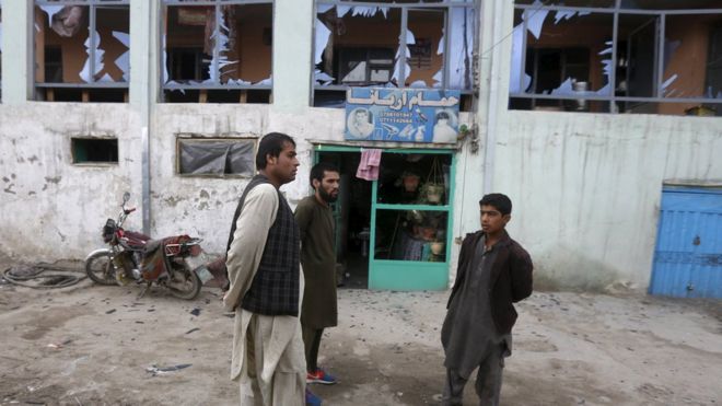 Владельцы магазинов осматривают разбитые окна после теракта-самоубийства в афганской столице Кабуле