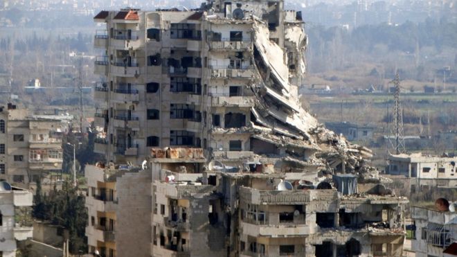Поврежденное здание в Хомсе