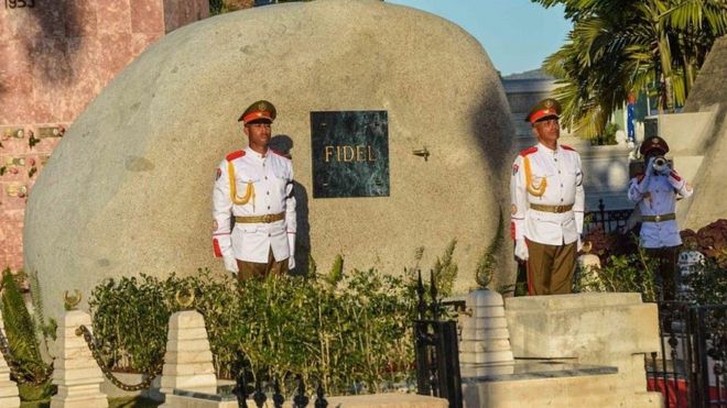 Thi thể Fidel Castro được hỏa táng theo tục lệ của người Cuba và tro cốt của ông được đặt trong một tảng đá lớn, đăng sau tấm bia 'Fidel'