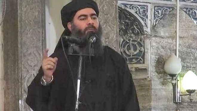 Руководитель IS Абу Бакр аль-Багдади выступает в Большой мечети Мосула в Аль-Нури в июле 2014 года
