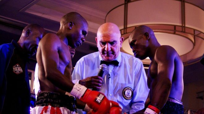 Mkenya Gabriel Otieno(Kulia) na Mtazania Fadhili Majiha wakipewa mawaidha kabla ya pigano lao la ukanda wa Africa kitengo cha Bantamweight.