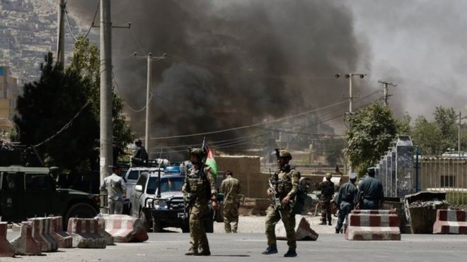 Скопления дыма после того, как вооруженные боевики напали на район недалеко от президентского места и других правительственных учреждений, во время празднования Ид аль-Адха в Кабуле, Афганистан, 21 августа 2018 года.