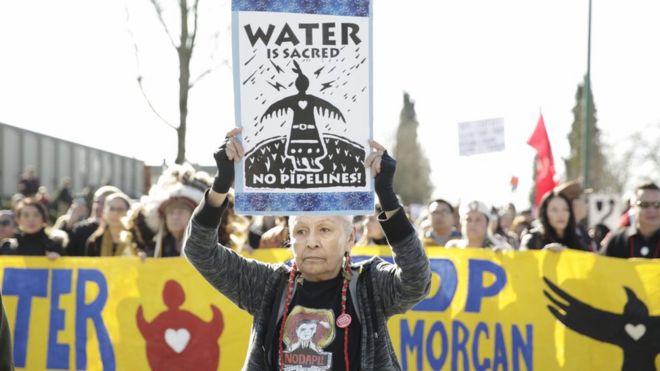 76-летняя Гарриет Принс из племени Анишинаабе марширует вместе с Coast Salish Water Protectors и другими против расширения трубопровода Trans Mountain 10 марта 2018 г.