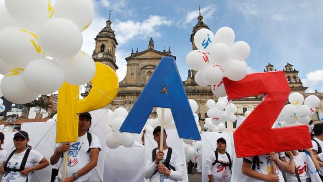 Люди образуют слово Мир с буквами на площади Боливара возле собора в Боготе, Колумбия, 26 сентября 2016 года.