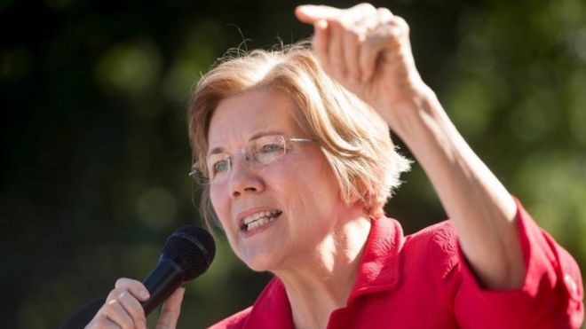 Senator AS, Elizabeth Warren berbicara dengan para pengunjuk rasa yang menuntut tambahan bantuan bagi daerah korban badai.