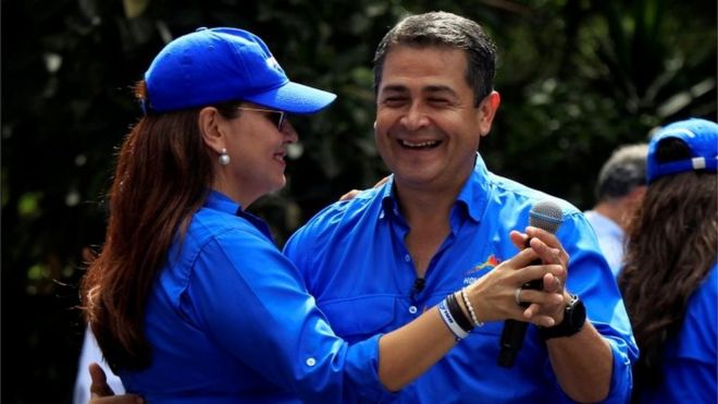 Президент Гондураса и кандидат от Национальной партии Хуан Орландо Эрнандес танцует со своей женой Аной Гарсиа де Эрнандес во время его предвыборной кампании перед предстоящими президентскими выборами в Тегусигальпе, Гондурас, 19 ноября 2017 года.