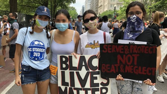 Подростки София Пастор, Венфай Хо, Оливия Биггс и Энни Хеджепет на акции протеста в Вашингтоне в субботу, 6 июня