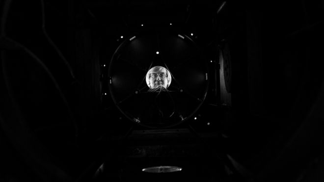 Джей Тейт смотрит в телескоп Дракса