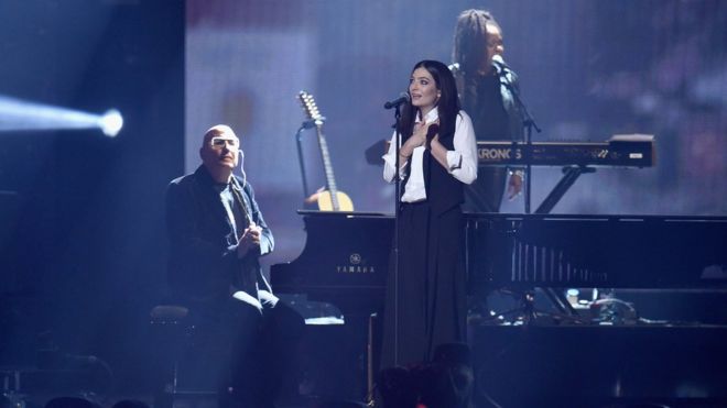 Лорд выступает на сцене во время дани Дэвида Боуи на BRIT Awards 2016
