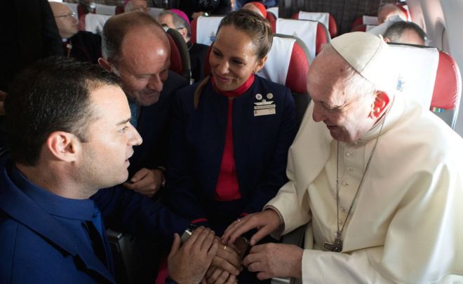 Папа Франциск празднует брак членов экипажа Паулы Подест и Карлоса Чуфффарди во время полета между Сантьяго и северным городом Икике, 18 января 2018 года