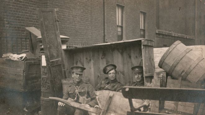 Британские войска на баррикаде на улице Холлес, 5-й Лестер, 1916 г.