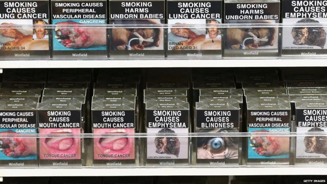 Сигареты в простой упаковке с предупреждением о вреде для здоровья, в австралийском магазине