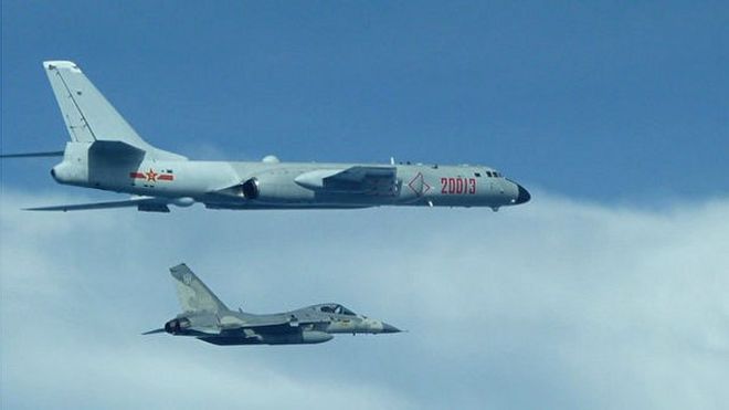 近日，中国大陆空军飞机绕台湾巡航引发台海局势紧张。图为台湾国防部公布空军拍摄的中共军机画面，图中包含轰六轰炸机与台湾经国号战机。