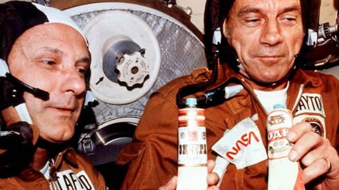 В 1975 году во время стыковки "Союза" и "Аполлона" американские астронавты Том Стаффорд и Дик Слейтон получили в подарок тюбики с водкой