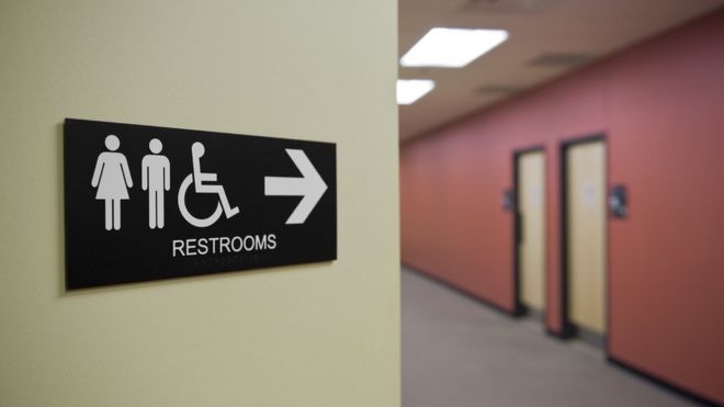 Трансгендеры в Северной Каролине должны пользоваться туалетами, которые соответствуют полу, указанному в их свидетельстве о рождении