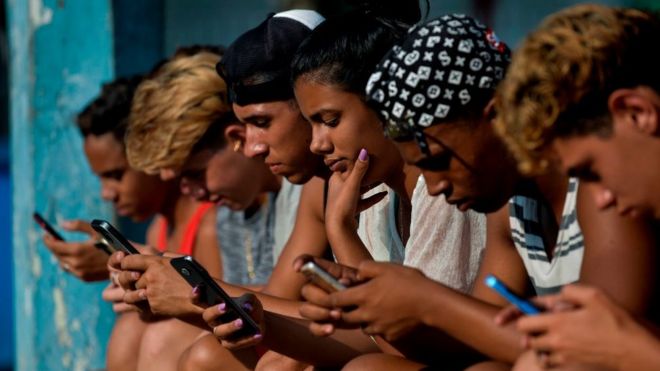 Gente con celulares en Cuba, 2019