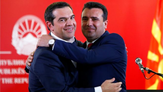 Премьер-министр Греции Алексис Ципрас (слева) и премьер-министр Северной Македонии Зоран Заев обнимаются во время пресс-конференции в Скопье, Северная Македония, 2 апреля 2019 года