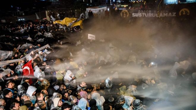 Полиция применила слезоточивый газ к демонстрантам возле офиса Замана в пятницу вечером (4 марта)