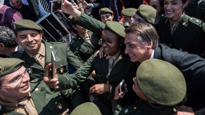Jair Bolsonaro con militares