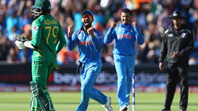 Вират Кохли (2л) из Индии празднует, когда Равиндра Джадеджа захватывает калитку Азар Али из Пакистана во время матча Трофей Чемпионов ICC между Индией и Пакистаном в Эдгбастоне 4 июня 2017 года.