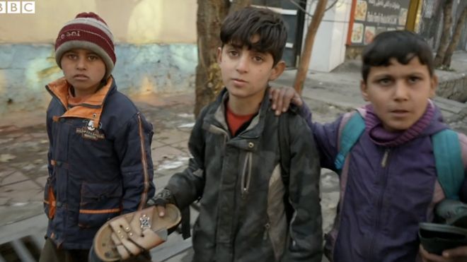 Trẻ em đánh giày ở Afghanistan