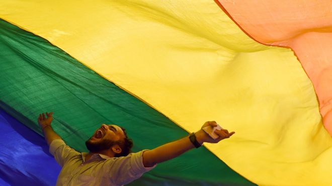 Tại sao cờ LGBT có màu cầu vồng?