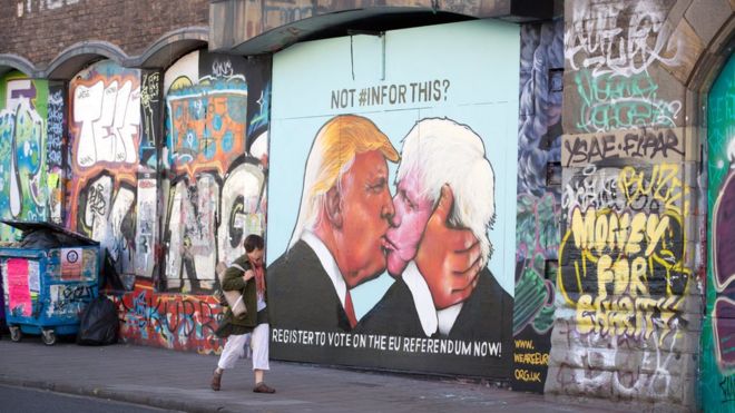 Дональд Трамп и Борис Джонсон обнимаются, изображенные в уличном искусстве Бристоля