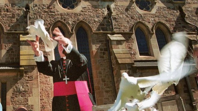 Архиепископ Аделаидский Филипп Уилсон выпускает голубя возле городского собора в 2002 году