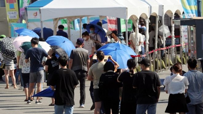 시민들이 22일 서울역 코로나19 임시선별검사소에서 검사를 기다리고 있다