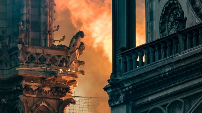 Destaque mostra gárgulas da Notre-Dame com fogo ao fundo