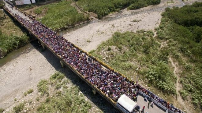 Тысячи венесуэльцев пытаются въехать в Колумбию через пограничный переход Кукута на международном мосту Симона Боливара