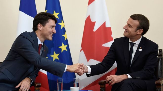 Президент Макрон (справа) с премьер-министром Канады Трюдо, саммит G7 в Таормине, май 2017 года
