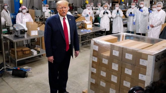 Сотрудники фотографируют во время выступления президента Трампа во время экскурсии по фабрике в США.