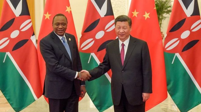 Президент Китая Си Цзиньпин обменивается рукопожатием с президентом Кении Ухуру Кеньяттой перед их двусторонней встречей во время Форума международного сотрудничества "Пояс и дорога" в Большом зале народных собраний в Пекине 15 мая 2017 года.