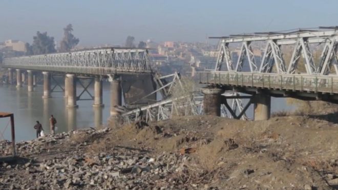 Снимок экрана с видео, опубликованным самозваным информационным агентством IS, Amaq, демонстрирующим разрушенный участок Старого моста в Мосуле (27 декабря 2016 года)