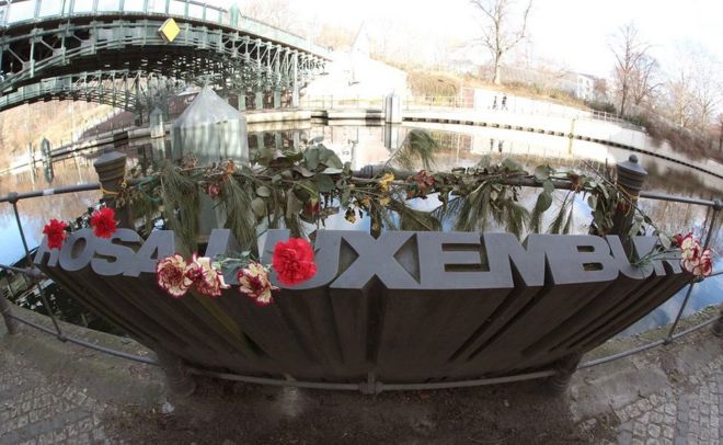 Берлин: Цветы у мемориала Розы Люксембург