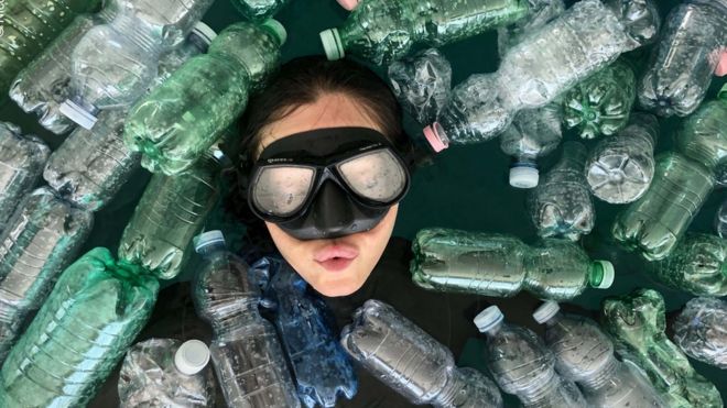 Dünya Doğal Hayatı Koruma Vakfı'nın paylaştığı ve fotoğrafçı Nico Cardin'in çektiği bu karede serbest dalış dünya ve Türkiye rekortmeni sporcu Şahika Ercümen plastiklerin arasında görülüyor