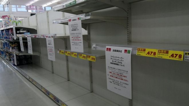 Prateleiras de papel higiênico vazias em supermercado em Tóquio