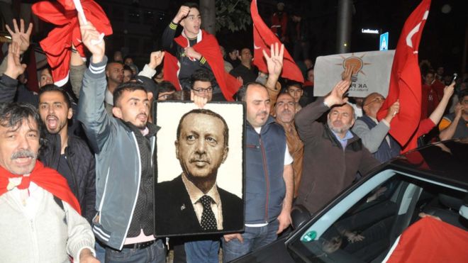 Сторонники Эрдогана на акции в поддержку турецкого президента