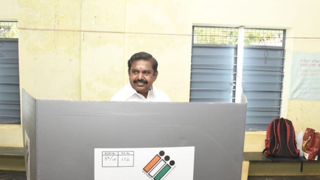 எடப்பாடி பழனினசாமி வாக்களித்தார்