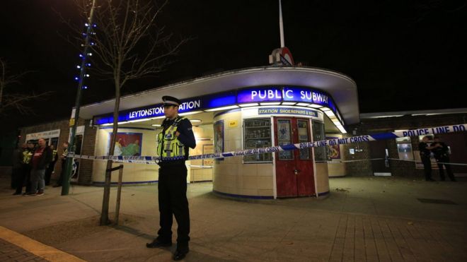 Полицейский возле оцепленной станции метро Leytonstone