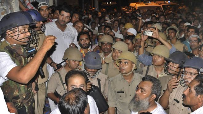 Разъяренная толпа в полицейском участке Нагфани после нежелательного сообщения WhatsApp вызвала напряженность в обществе 5 июля 2015 года в Морадабаде, Индия. Напряженность в округе превалировала после того, как якобы было распространено «нежелательное» сообщение против сообщества в приложении для социальных сетей