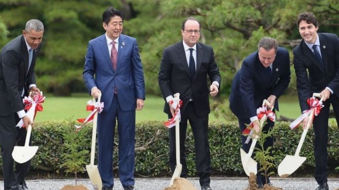 Мировые лидеры принимают участие в церемонии посадки на территории храма Исе-дзингу в городе Исе, префектура Миэ, 26 мая 2016 года в первый день саммита лидеров G7.