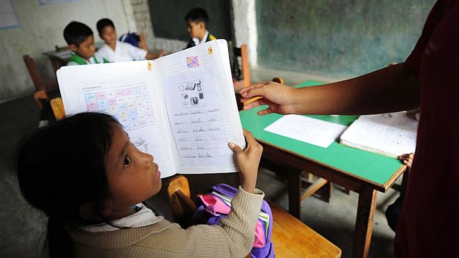 Niña recibiendo clases de reforzamiento en una escuela de Huachipa, a 50 kilómetros de Lima.