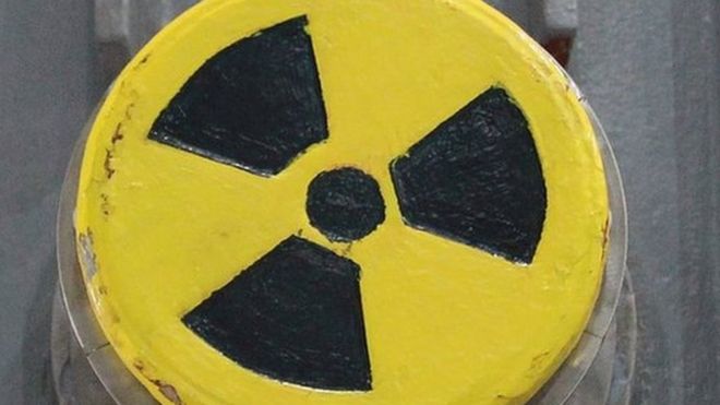Символ радиоактивности на радиоактивно загрязненном контейнере, который когда-то использовался для перевозки ядерных топливных стержней