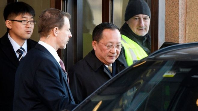 Ри Йонг Хо покидает здание шведского правительства Розенбад, Стокгольм